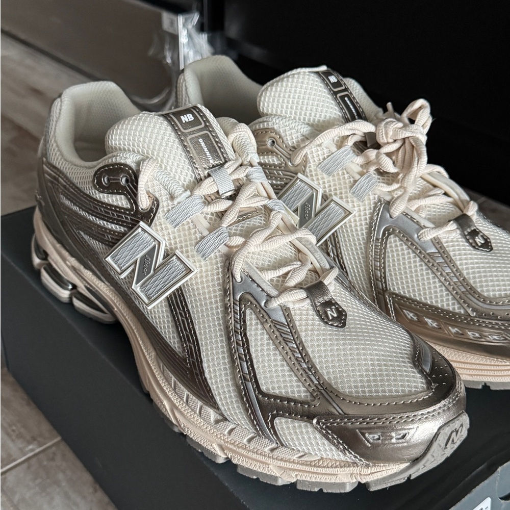 New Balance 1906R Arid
Stone Size 12.5 Women or 11 Men